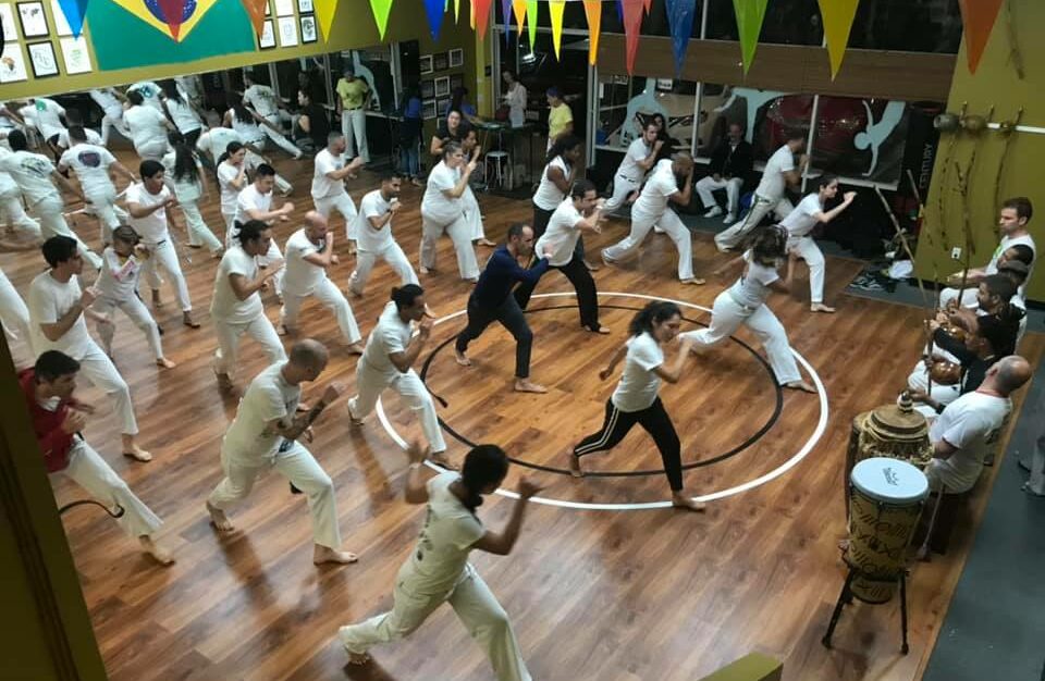 Photo of group training capoeira.